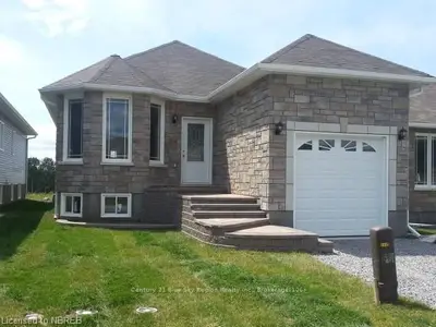2472 Connaught Avenue, North Bay, On P1b 0c4