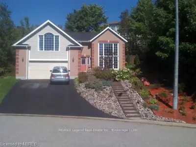 8 Alison Court, North Bay, On P1b 9m4
