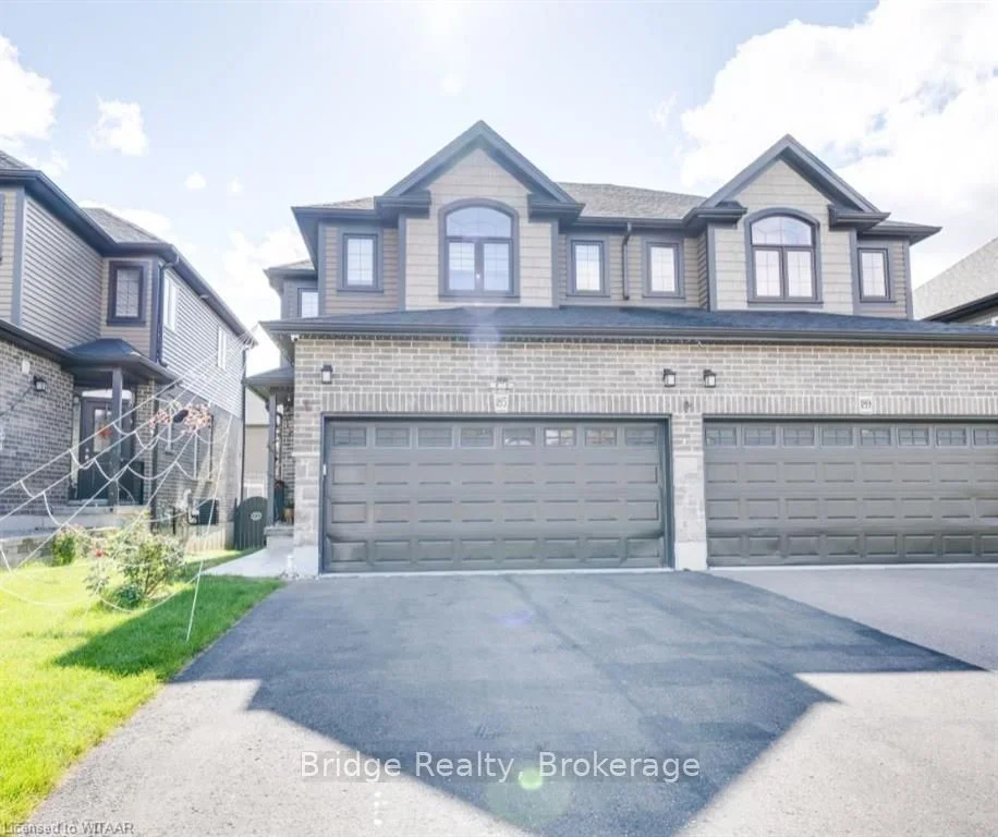 Att/Row/Townhouse in Woodstock