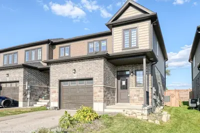 Att/Row/Townhouse in Woodstock