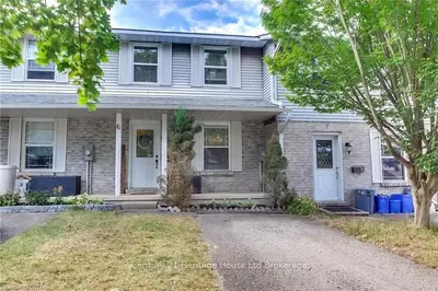 Att/Row/Townhouse in Woodstock