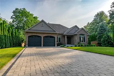 1 WHISPERING PINE Lane, Tillsonburg, ON N4G 5V4