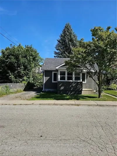 33 DOVER Street, Woodstock, ON N4S 3L9