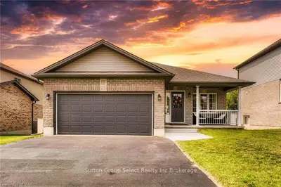 25 WOODHATCH Crescent, Ingersoll, ON N5C 0A2