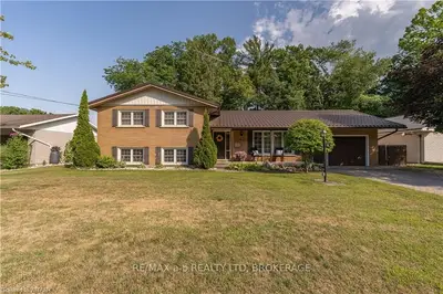 4 HIGHLAND Drive, Tillsonburg, ON N4G 2E9