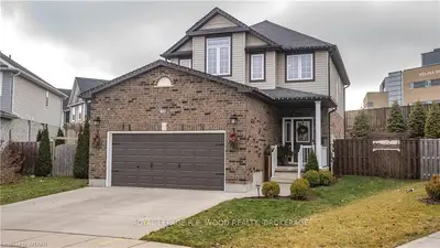 831 FRONTENAC Crescent, Woodstock, ON N4V 0A8
