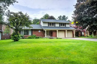 11 SEGAL Drive, Tillsonburg, ON N4G 4P4