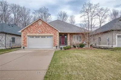8 WOOD HAVEN Drive, Tillsonburg, ON N4G 0A4