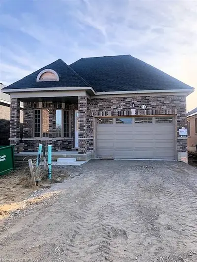 11 SEATON Crescent, Tillsonburg, ON N4G 0J8