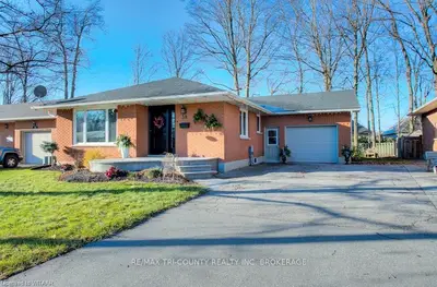 38 DENIS Court, Tillsonburg, ON N4G 2P3