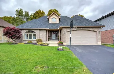 4 FAIRWAY HILLS Boulevard, Tillsonburg, ON N4G 5V6