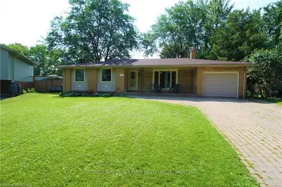 99 APPLEWOOD Crescent, London South, ON N6J 3R1