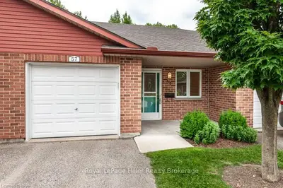 Att/Row/Townhouse in Stratford