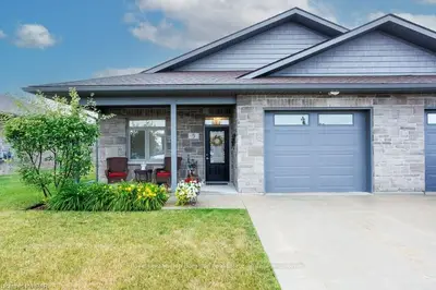Att/Row/Townhouse in North Perth