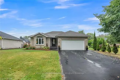 Detached in Minto