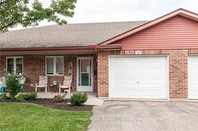 Att/Row/Townhouse in Stratford