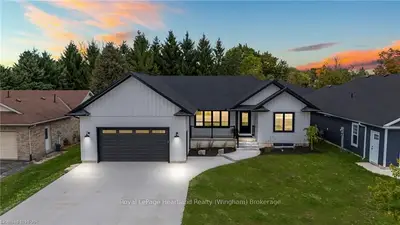 Detached in Minto