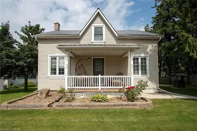 Detached in Perth East