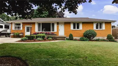 Detached in North Huron