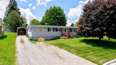 Detached in Minto