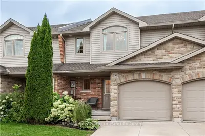 Att/Row/Townhouse in Stratford