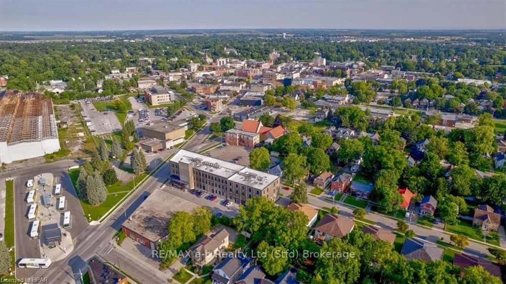 Condo Apartment in Stratford