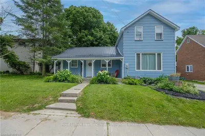 Detached in North Huron