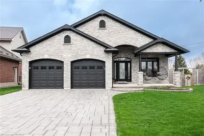 50 Lightbourne Avenue, Stratford, On N4z 1j8