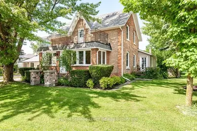 Detached in Perth East