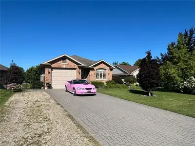 Detached in North Huron