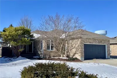 62 Oakdale Avenue, Stratford, On N5a 7w3