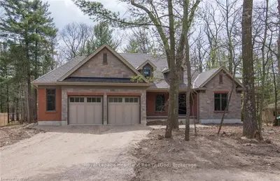 8713 TIMBERWOOD Trail, Lambton Shores, ON N0M 1T0