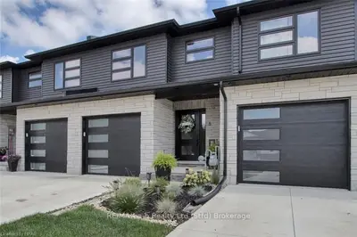 8 LINDA Drive, Huron East, ON N0K 1W0
