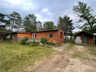 6523 West Parkway Drive, Lambton Shores, ON N0N 1J2