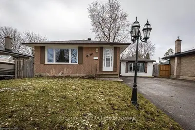 62 Aponi Crescent, London East, ON N5V 2V4
