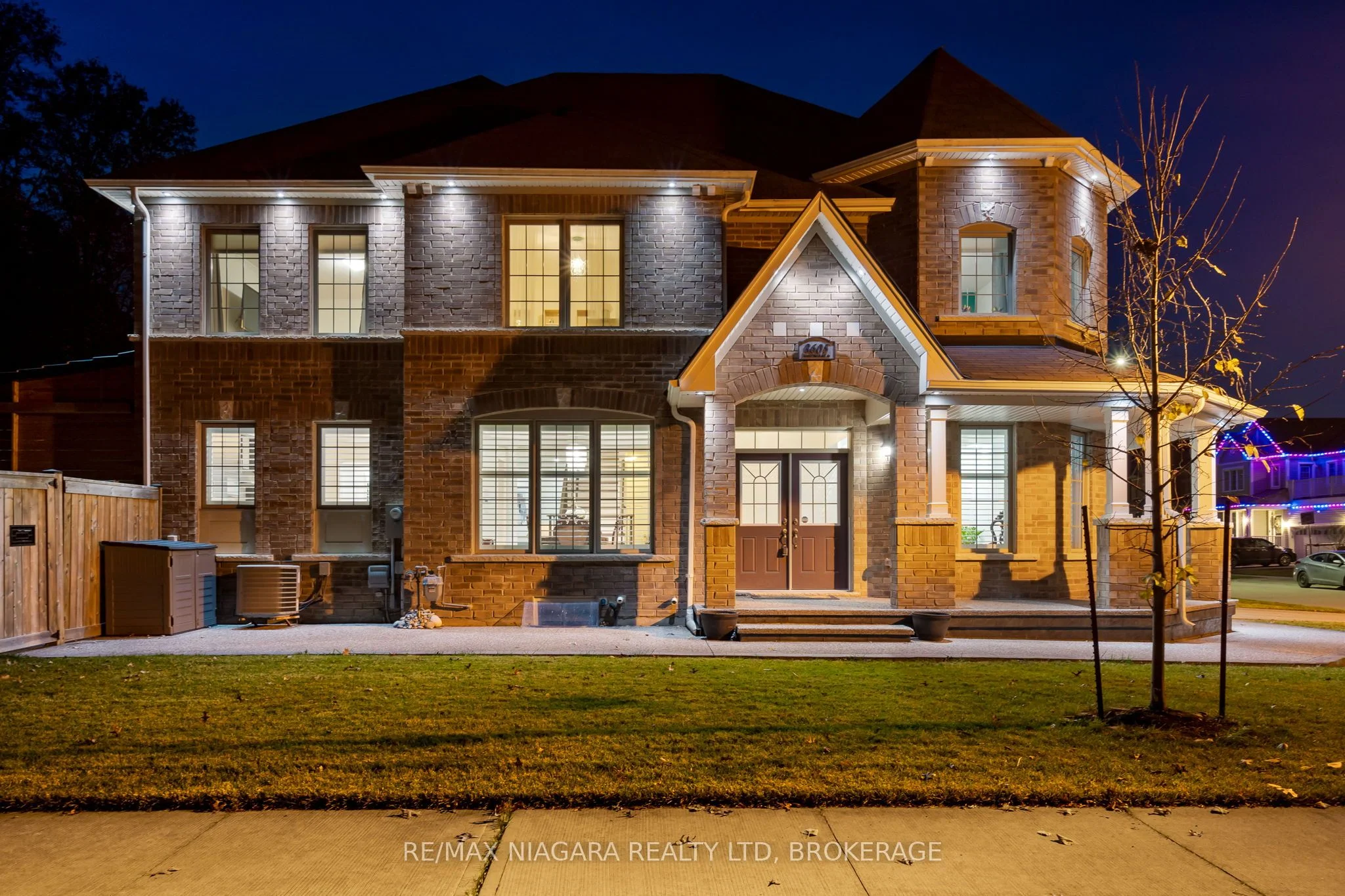 Detached in Niagara Falls