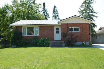 Detached in Minto