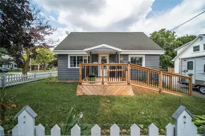 Detached in Owen Sound