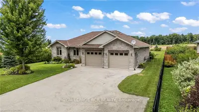 Detached in West Grey