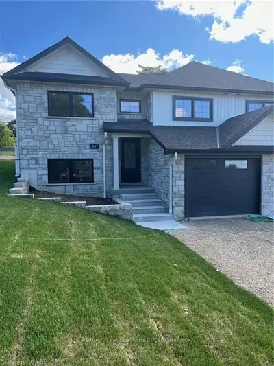 Att/Row/Townhouse in West Grey