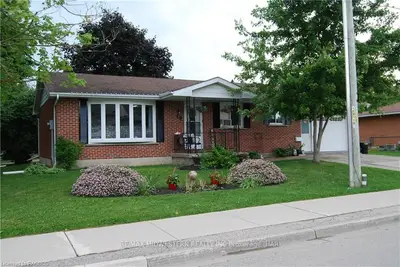 Detached in Minto