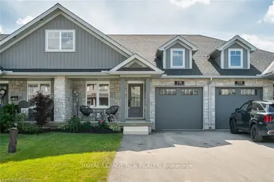 Att/Row/Townhouse in West Grey