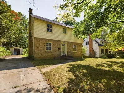Detached in North Huron