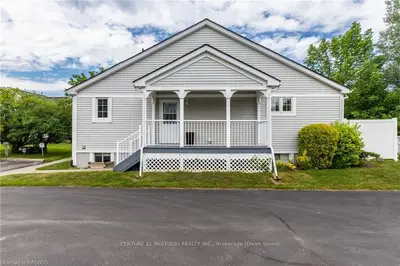 Condo Apartment in Meaford