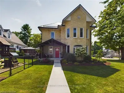 Detached in North Huron