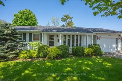 212 PENETANGORE Row, Kincardine, ON N2Z 2P6