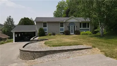 33 YONGE Street N, Brockton, ON N0G 2V0