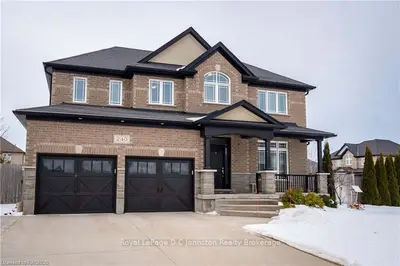 240 SUMMERSIDE Place, Saugeen Shores, ON N0H 2C2