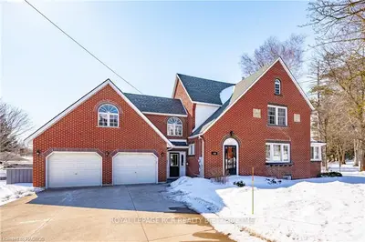 330 Queen Street W, Wellington North, ON N0G 2L3