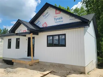 20 Queen Street, Brockton, ON N0G 2V0